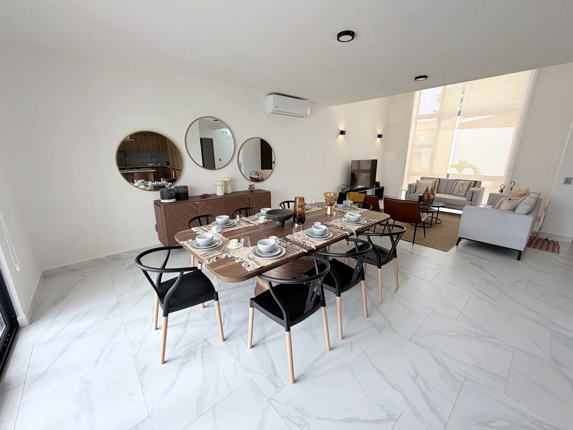 Spacious 212 m² Three-Level Home in Playa del Carmen — Terrace, Jacuzzi & En-Suite Bedrooms